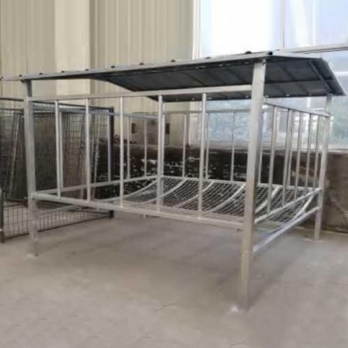 SQUARE BALE FEEDER WITH ROOF